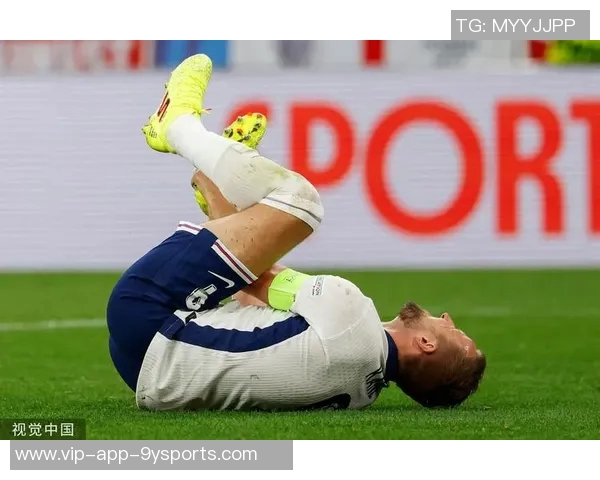 C罗与队友对达马克禁区内手球提出质疑裁判未判罚点球引发争议