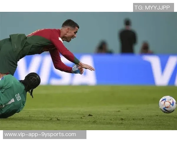 C罗与队友对达马克禁区内手球提出质疑裁判未判罚点球引发争议